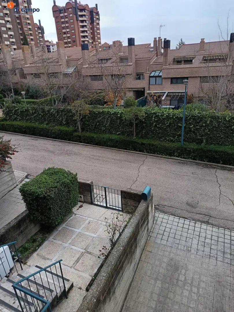 Vista exterior de Casa adosada en venda en Valladolid amb Jardí privat, Traster i Piscina comunitària