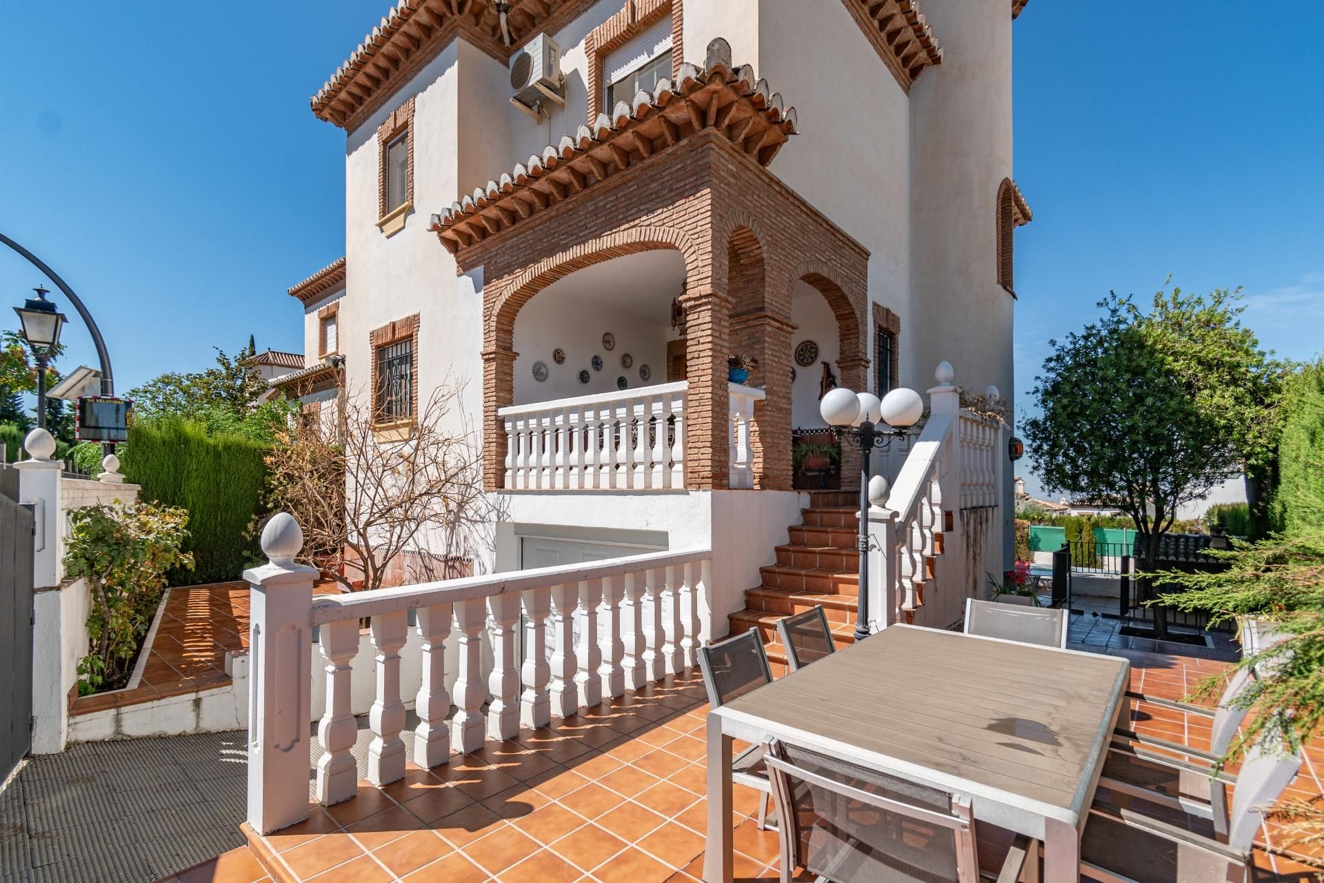 Vista exterior de Casa o xalet en venda en La Zubia amb Calefacció, Jardí privat i Piscina