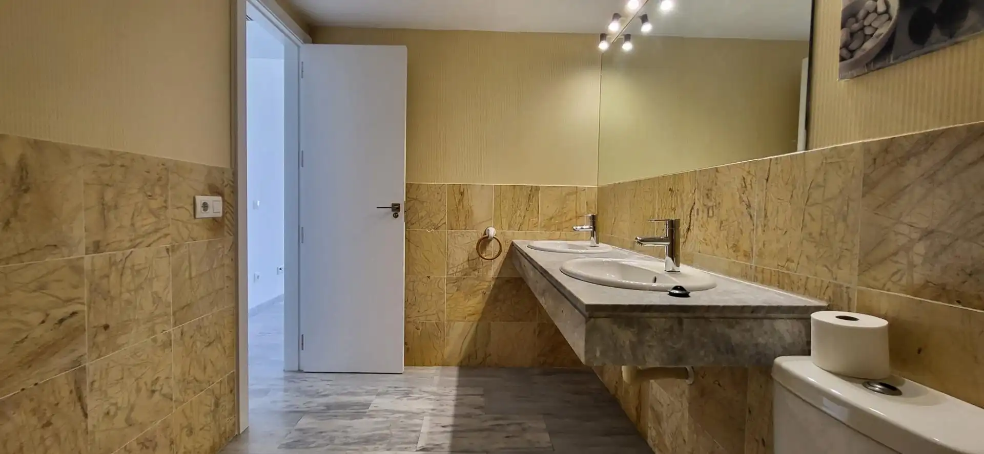 Bany de Apartament de lloguer en Marbella amb Jardí privat, Terrassa i Moblat