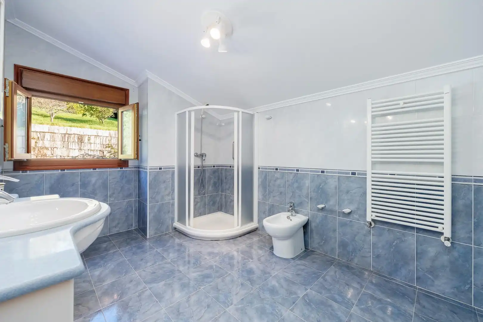 Badezimmer von Haus oder Chalet zum Verkauf in Moaña mit Heizung, Abstellraum und Balkon