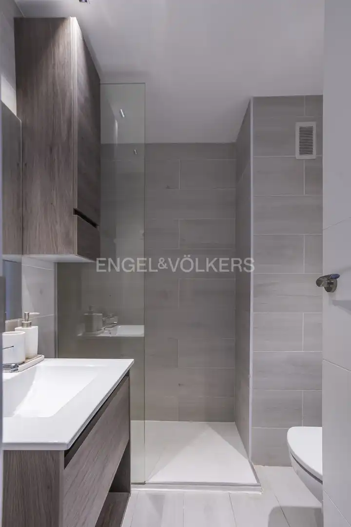 Bathroom of Flat for rent in Madrid  with Air Conditioner, Heating and Furnished