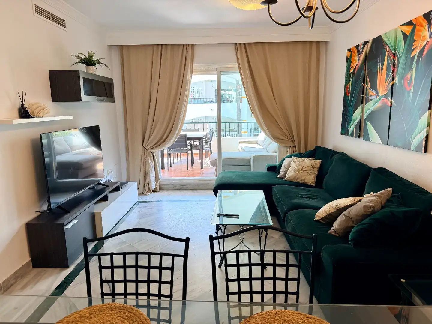Sala d'estar de Apartament de lloguer en Marbella amb Aire condicionat, Moblat i Piscina comunitària