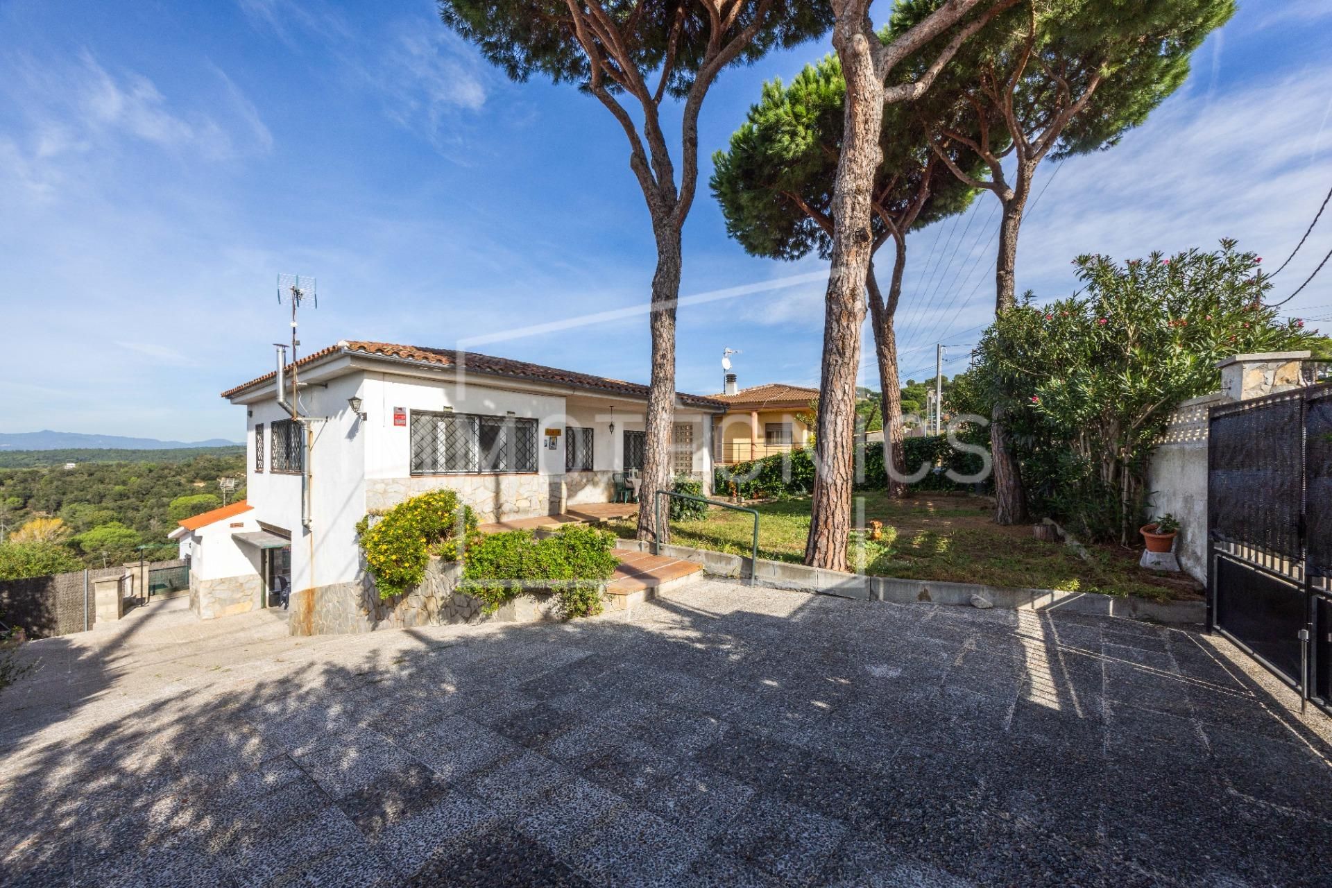 Vista exterior de Casa o xalet en venda en Tordera amb Calefacció, Jardí privat i Parquet