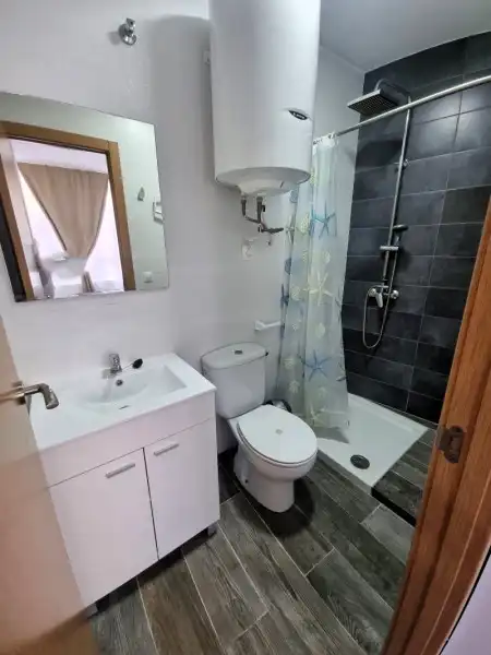 Badezimmer von Wohnung zur Miete in Lucena mit Klimaanlage und Heizung