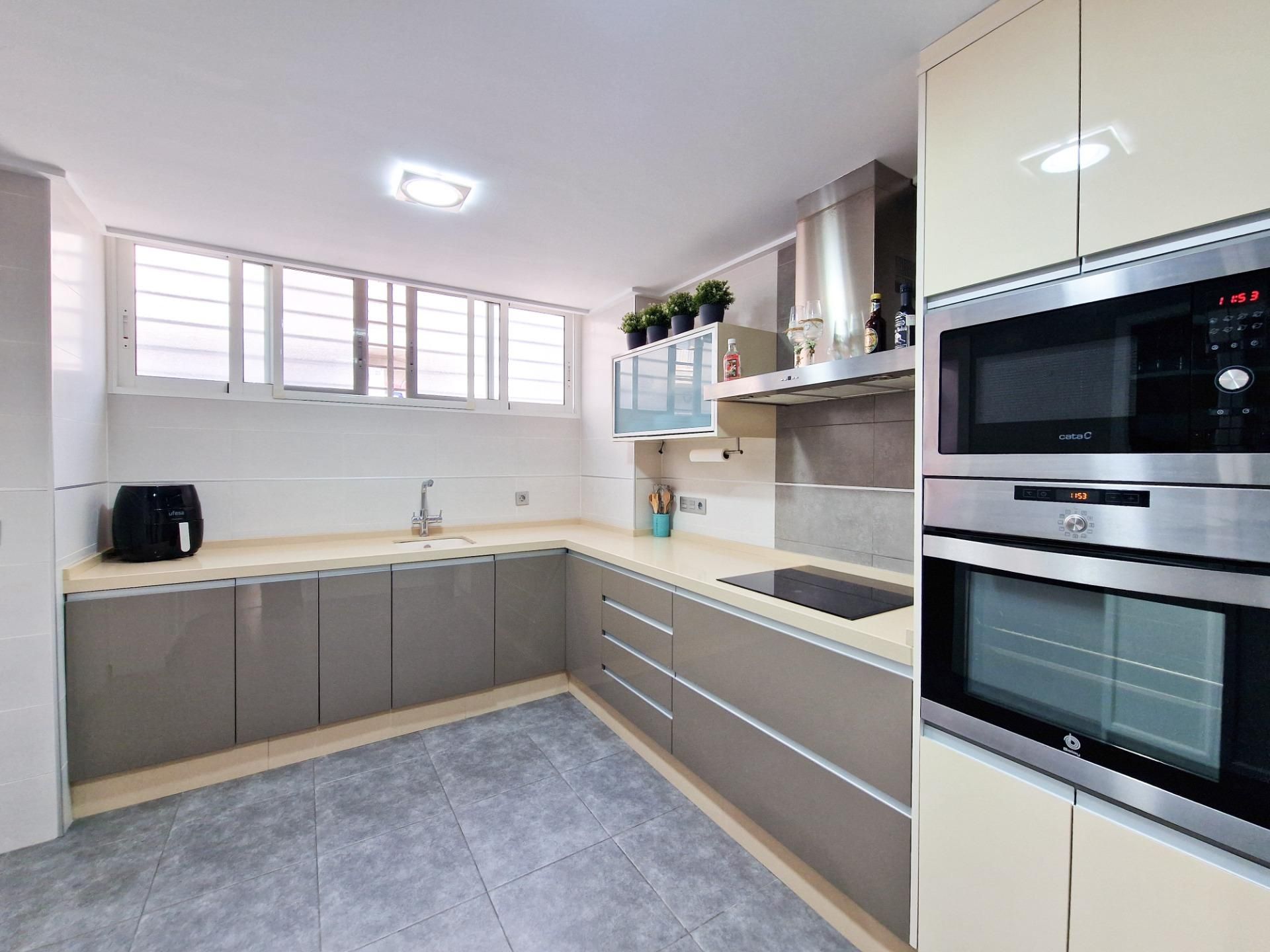 Cocina de Planta baja en venta en Elche / Elx con Aire acondicionado, Calefacción y Jardín privado