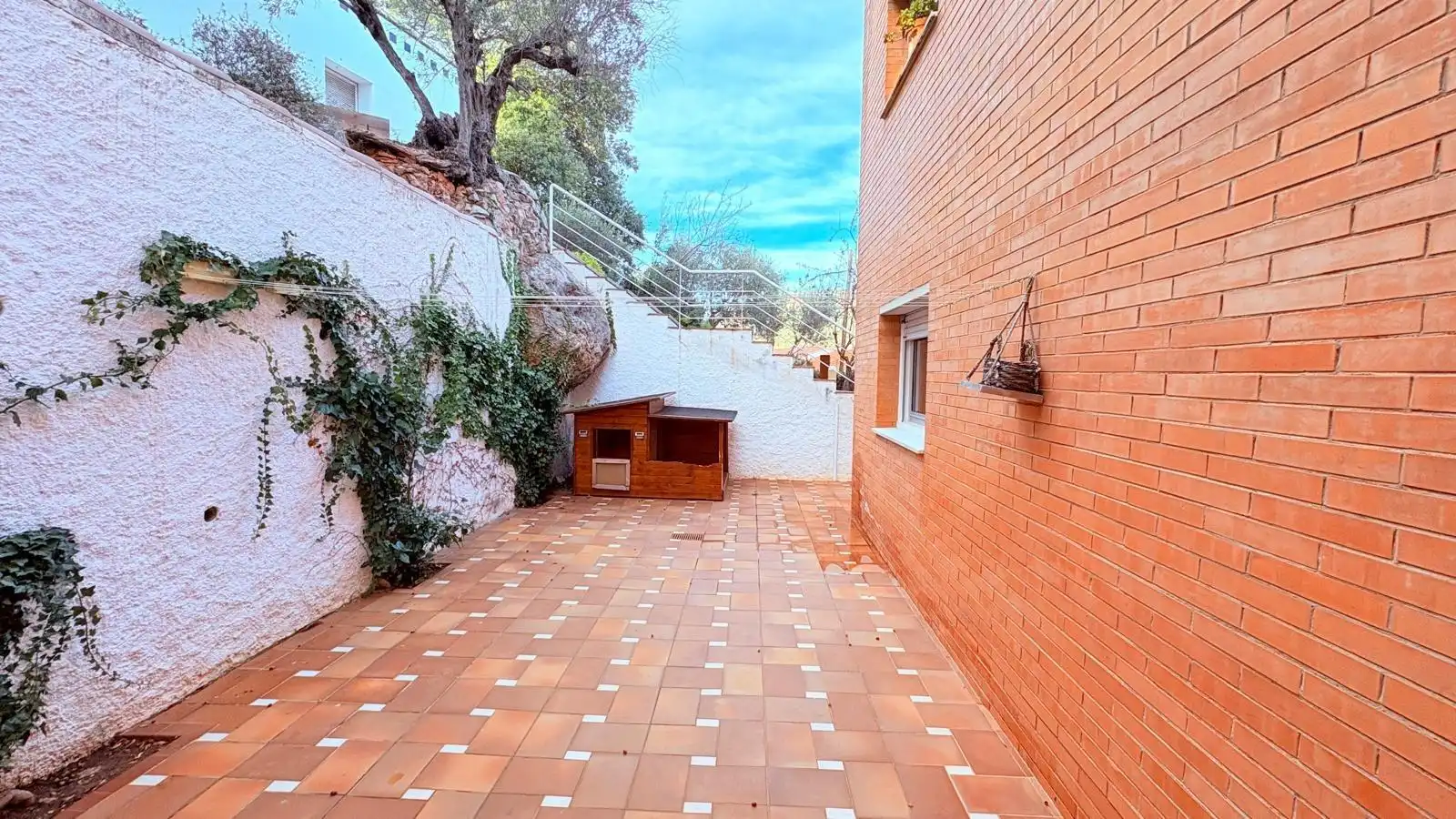 Vista exterior de Casa o xalet en venda en Castellar del Vallès amb Calefacció, Jardí privat i Terrassa