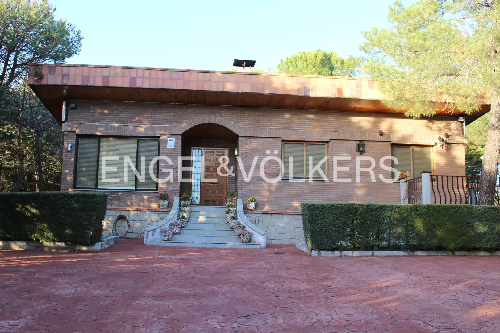 Vista exterior de Casa o chalet en venta en Cabanillas de la Sierra con Calefacción, Jardín privado y Piscina