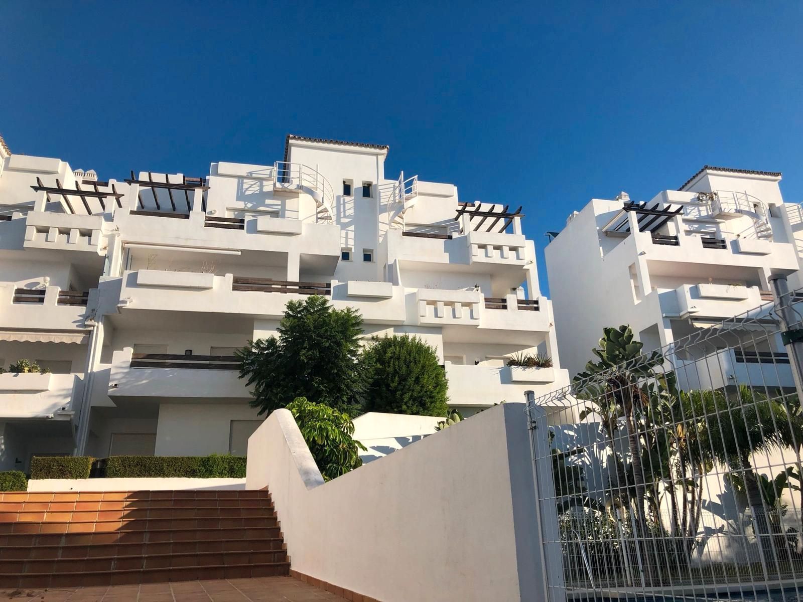 Vista exterior de Pis en venda en Estepona amb Aire condicionat, Terrassa i Moblat