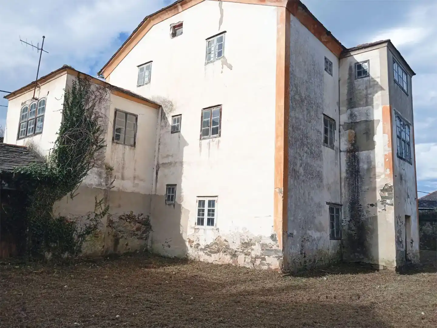 Vista exterior de Casa o xalet en venda en El Franco  amb Balcó