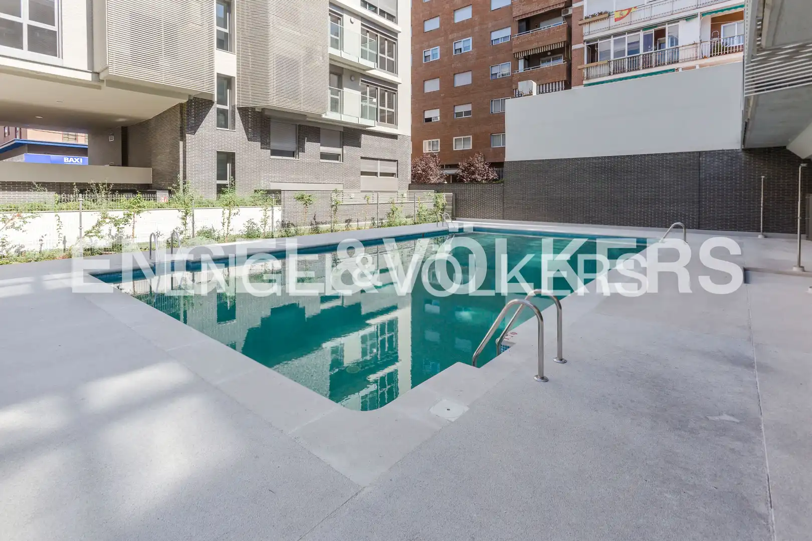 Piscina de Àtic de lloguer en Madrid amb Aire condicionat, Calefacció i Jardí privat