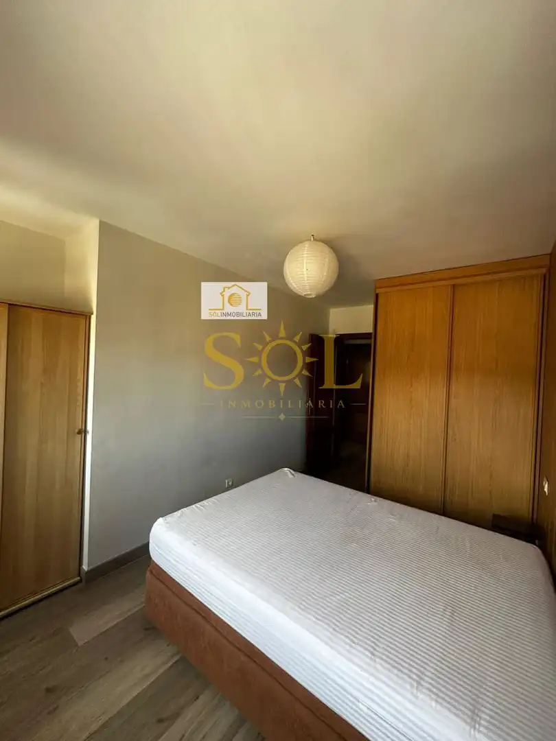 Dormitori de Apartament en venda en León Capital  amb Calefacció, Parquet i Moblat
