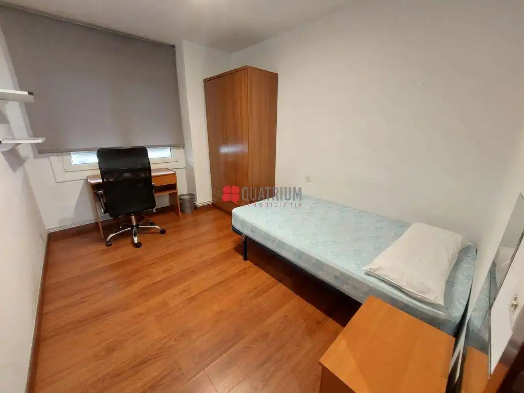 Schlafzimmer von Wohnung zur Miete in Santiago de Compostela  mit Parkett und Möbliert