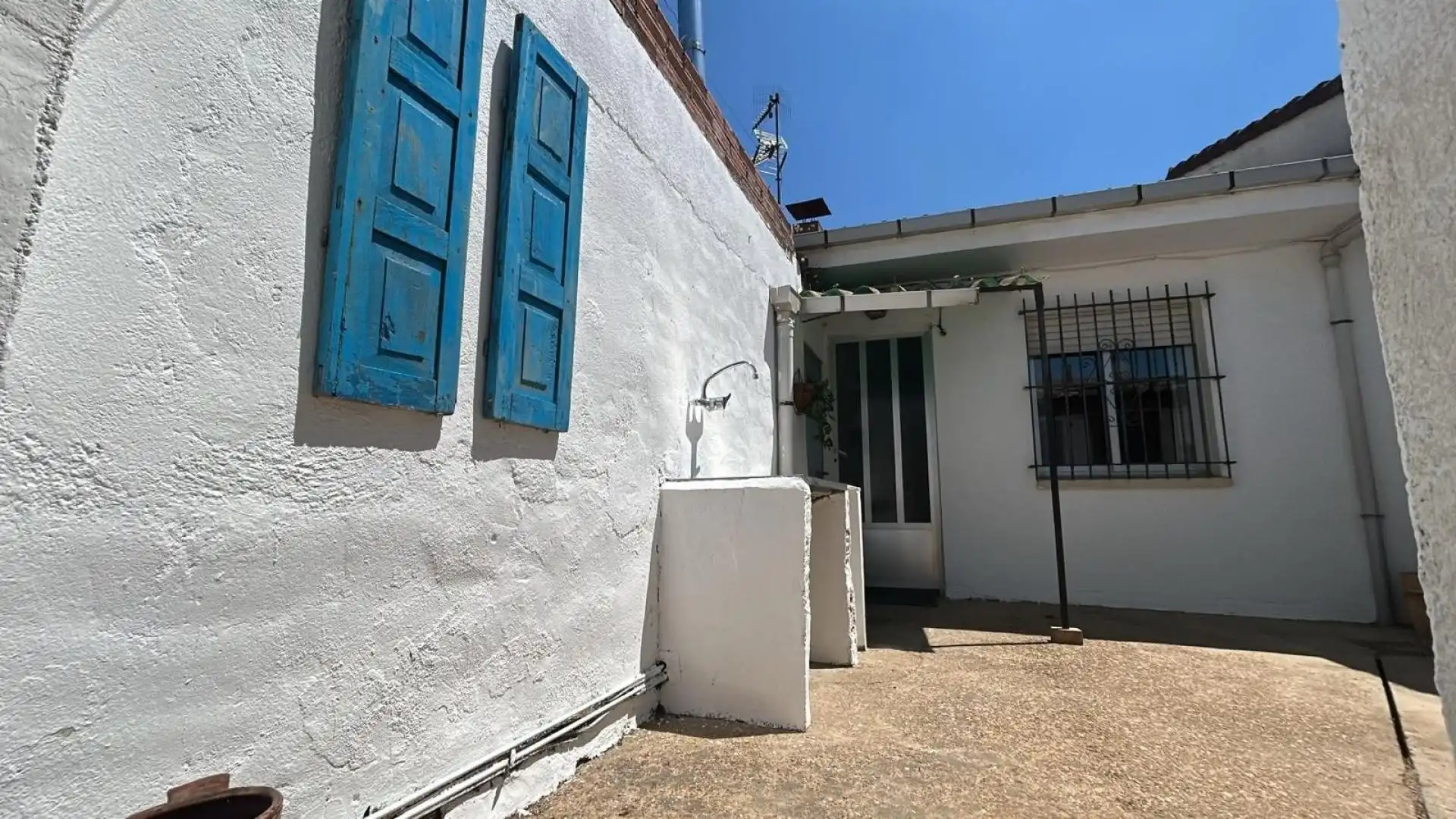 Vista exterior de Casa adosada en venda en Villamañán amb Calefacció i Moblat