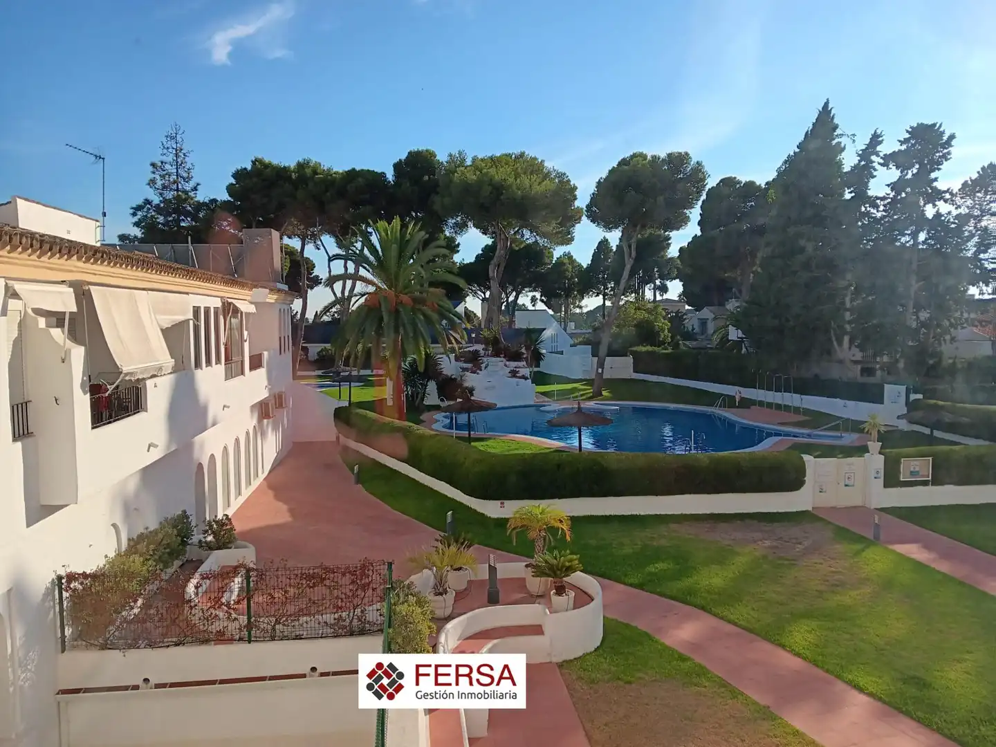 Vista exterior de Apartament en venda en El Puerto de Santa María amb Calefacció, Jardí privat i Piscina comunitària