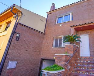 Vista exterior de Casa adosada en venda en Vilallonga del Camp amb Aire condicionat, Calefacció i Jardí privat