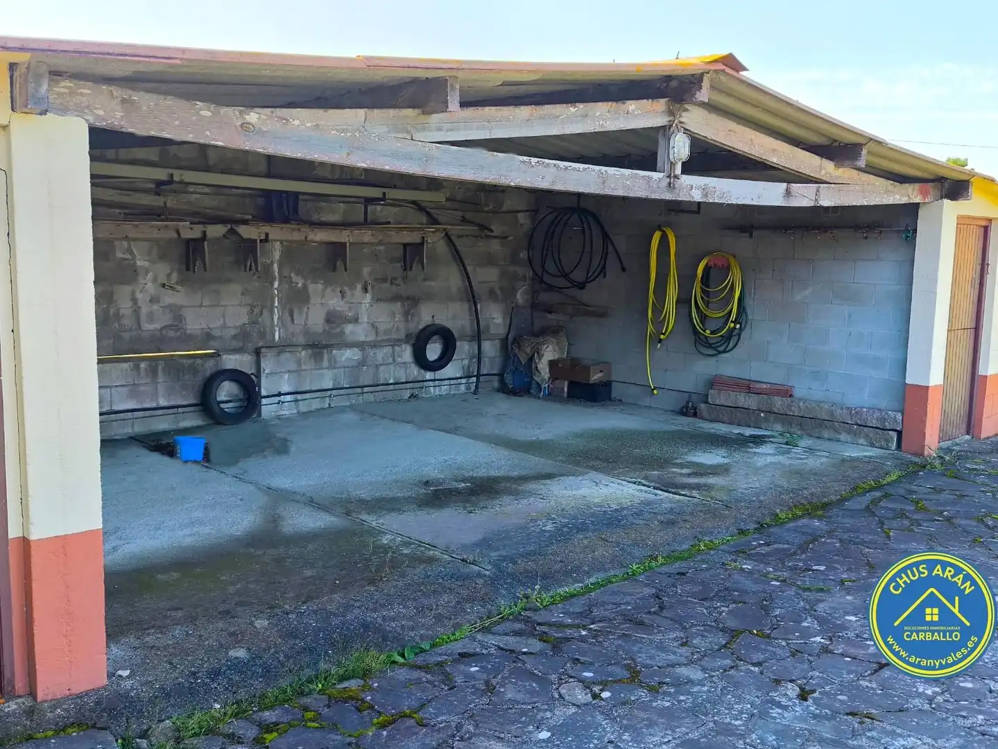 Aparcament de Casa o xalet en venda en Carballo amb Calefacció, Jardí privat i Moblat