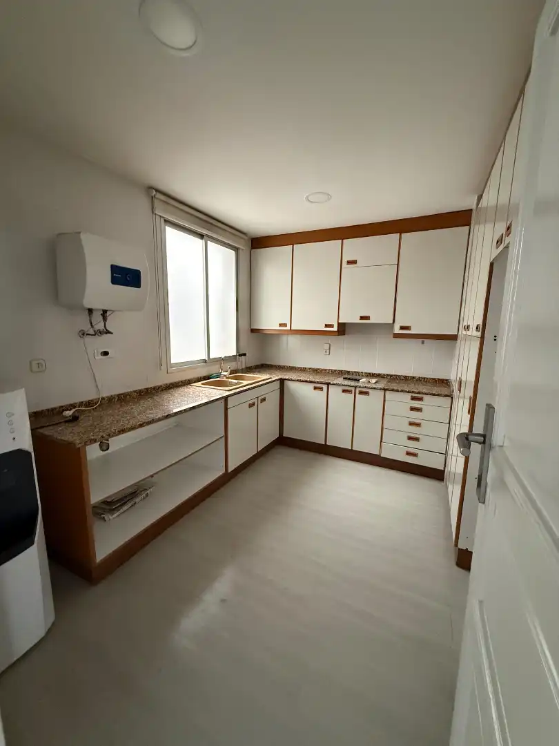 Küche von Büro zur Miete in Valencia mit Klimaanlage, Heizung und Balkon