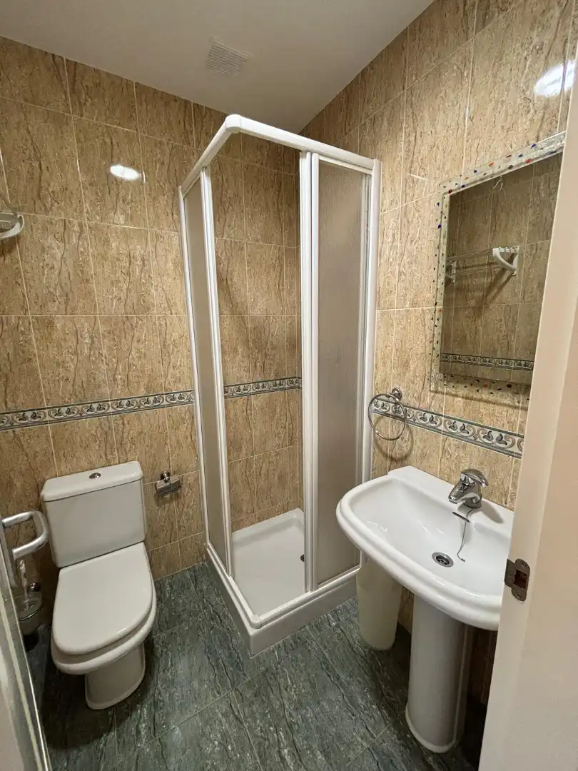 Baño de Ático de alquiler en Motril con Aire acondicionado, Calefacción y Jardín privado