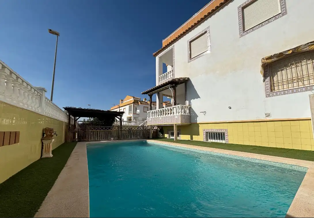 Piscina de Casa o xalet de lloguer en Torrevieja amb Aire condicionat, Calefacció i Jardí privat