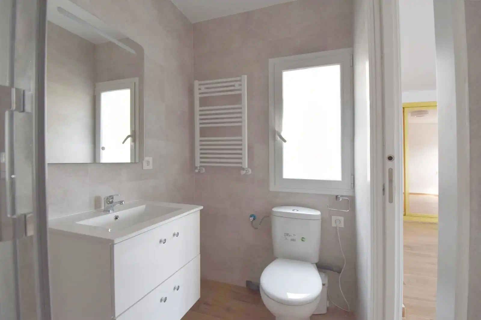 Badezimmer von Wohnung zum Verkauf in Pinto mit Heizung
