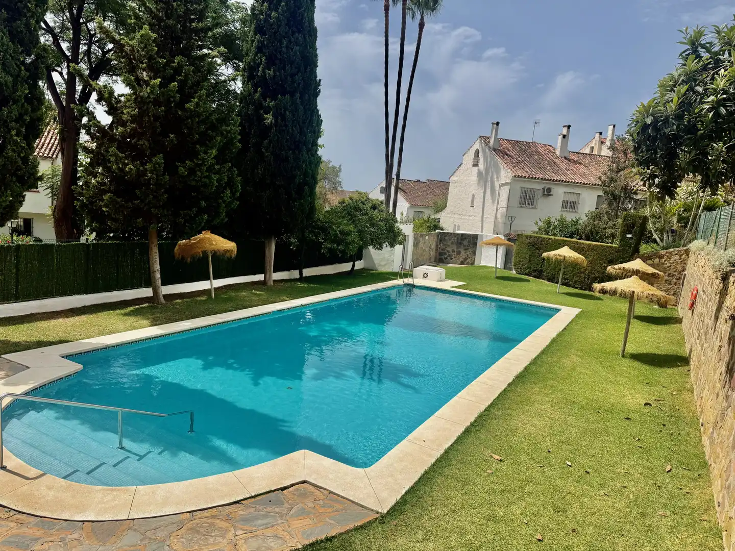 Piscina de Casa adosada de lloguer en Marbella amb Aire condicionat, Terrassa i Piscina