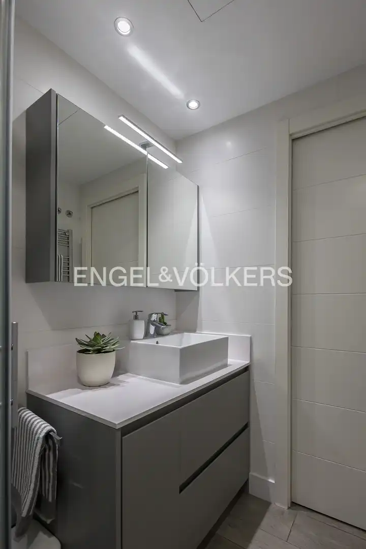 Badezimmer von Dachboden zum Verkauf in Madrid mit Klimaanlage, Heizung und Terrasse