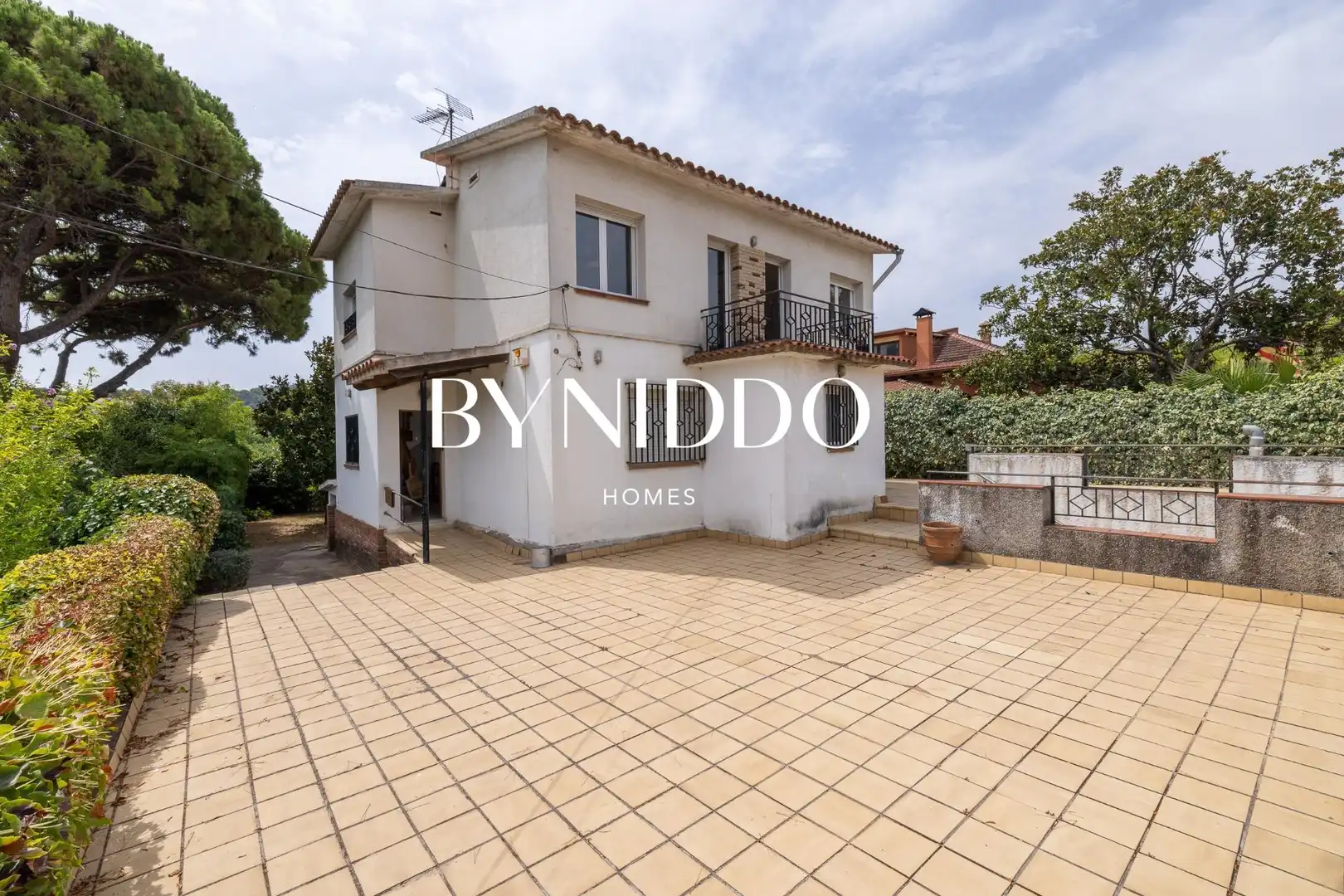 Vista exterior de Casa o xalet en venda en Sant Cugat del Vallès amb Jardí privat, Terrassa i Traster
