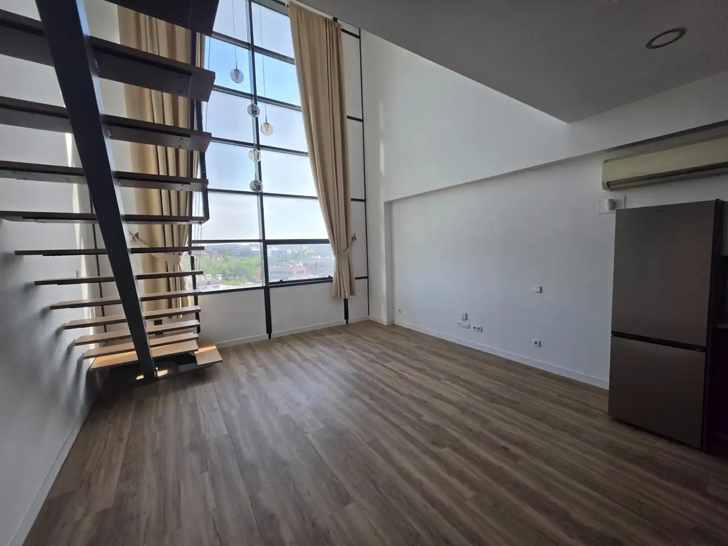 Sala d'estar de Dúplex de lloguer en San Sebastián de los Reyes amb Aire condicionat, Calefacció i Piscina comunitària
