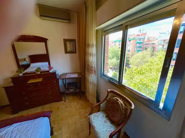 Dormitori de Pis en venda en Madrid amb Calefacció, Terrassa i Moblat