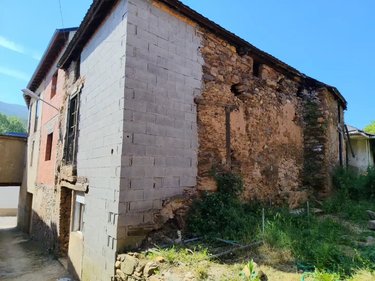 Vista exterior de Finca rústica en venda en Rubiá amb Jardí privat