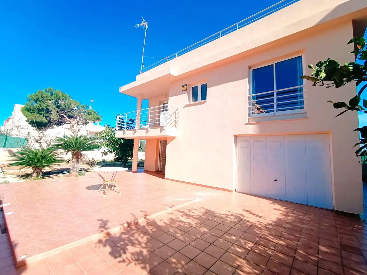 Vista exterior de Casa o xalet en venda en Oliva amb Aire condicionat, Jardí privat i Terrassa