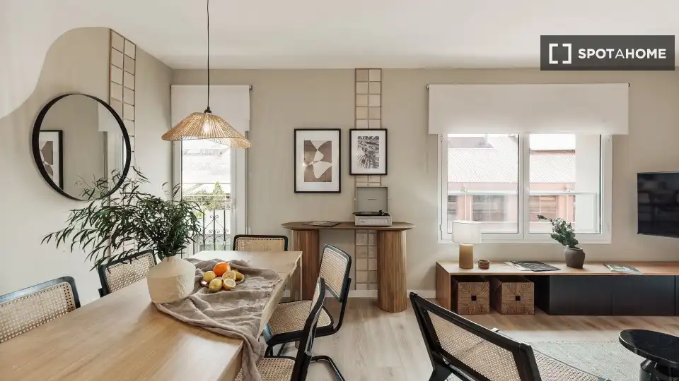 Comedor de Apartamento para compartir en Barcelona con Aire acondicionado, Terraza y Amueblado