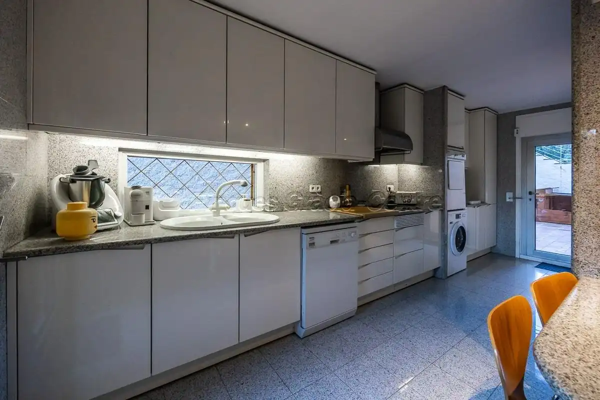 Cuina de Casa o xalet en venda en Castellar del Vallès amb Calefacció, Jardí privat i Terrassa