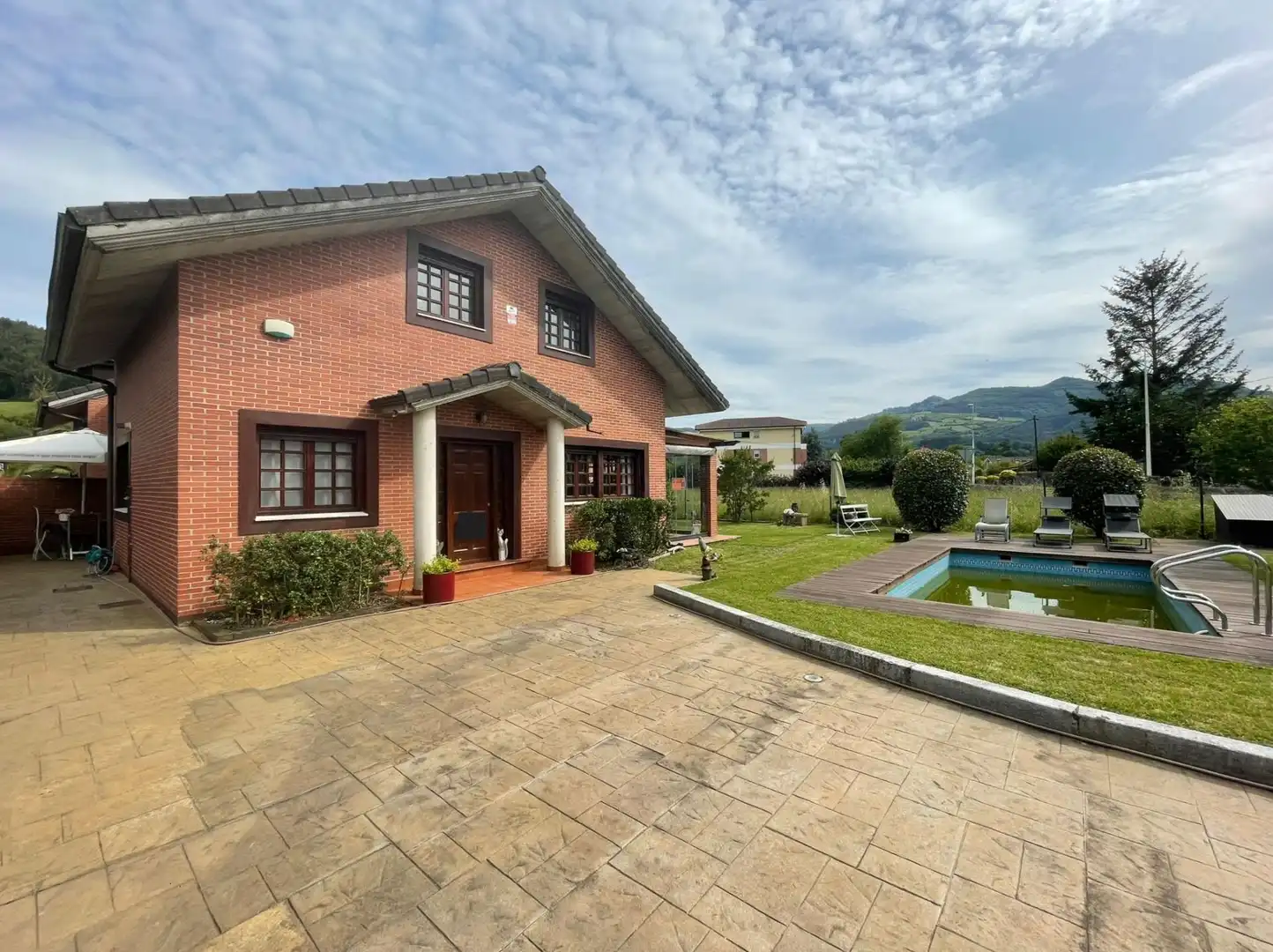 Vista exterior de Casa adosada en venta en Guriezo con Calefacción, Jardín privado y Terraza
