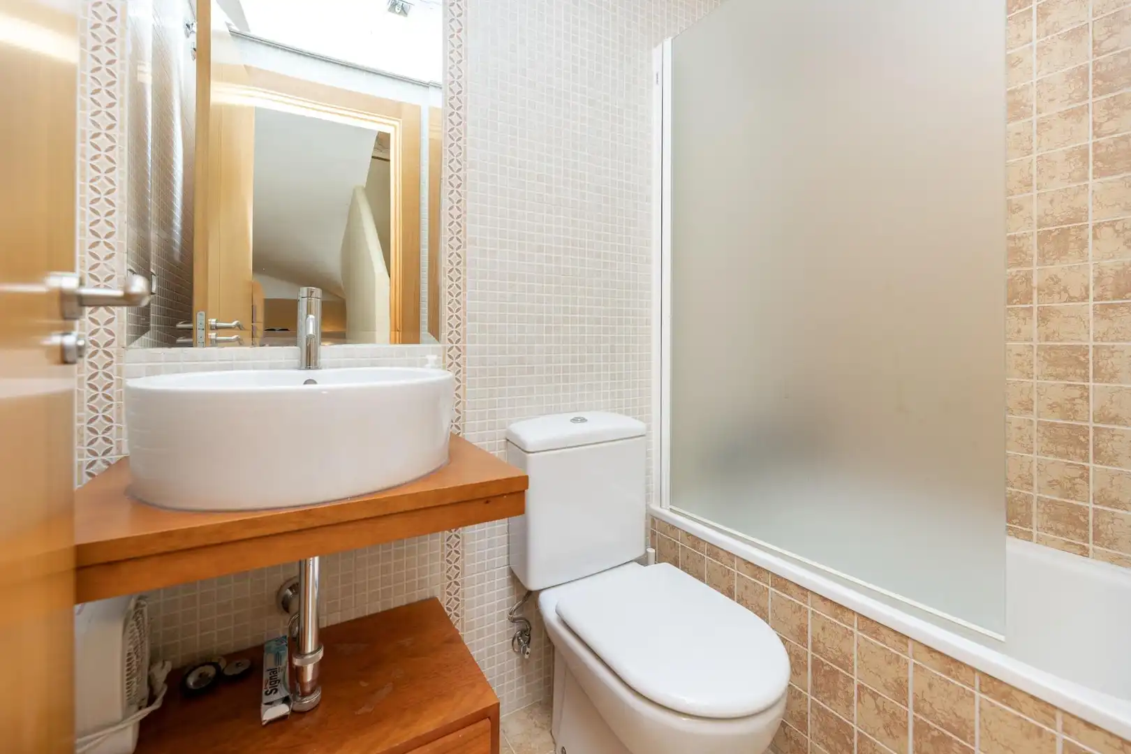 Badezimmer von Einfamilien-Reihenhaus zum Verkauf in Granada mit Klimaanlage, Heizung und Privatgarten