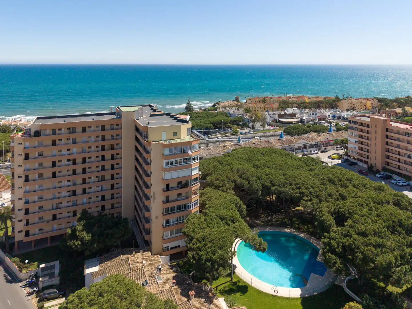 Außenansicht von Wohnungen zum Verkauf in Mijas mit Terrasse, Schwimmbad und Möbliert