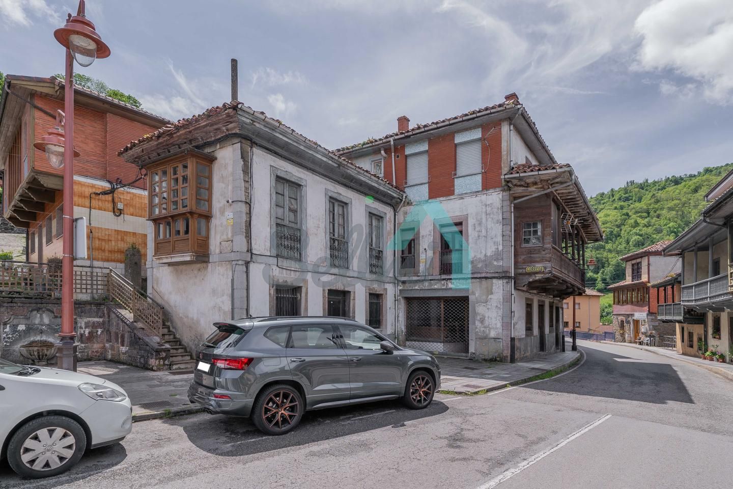 Vista exterior de Casa adosada en venda en Quirós amb Terrassa, Traster i Balcó