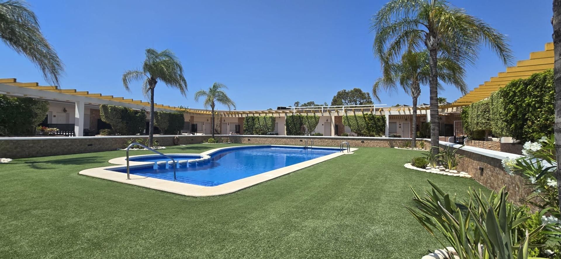 Piscina de Casa adosada en venda en Pilar de la Horadada amb Aire condicionat, Calefacció i Jardí privat