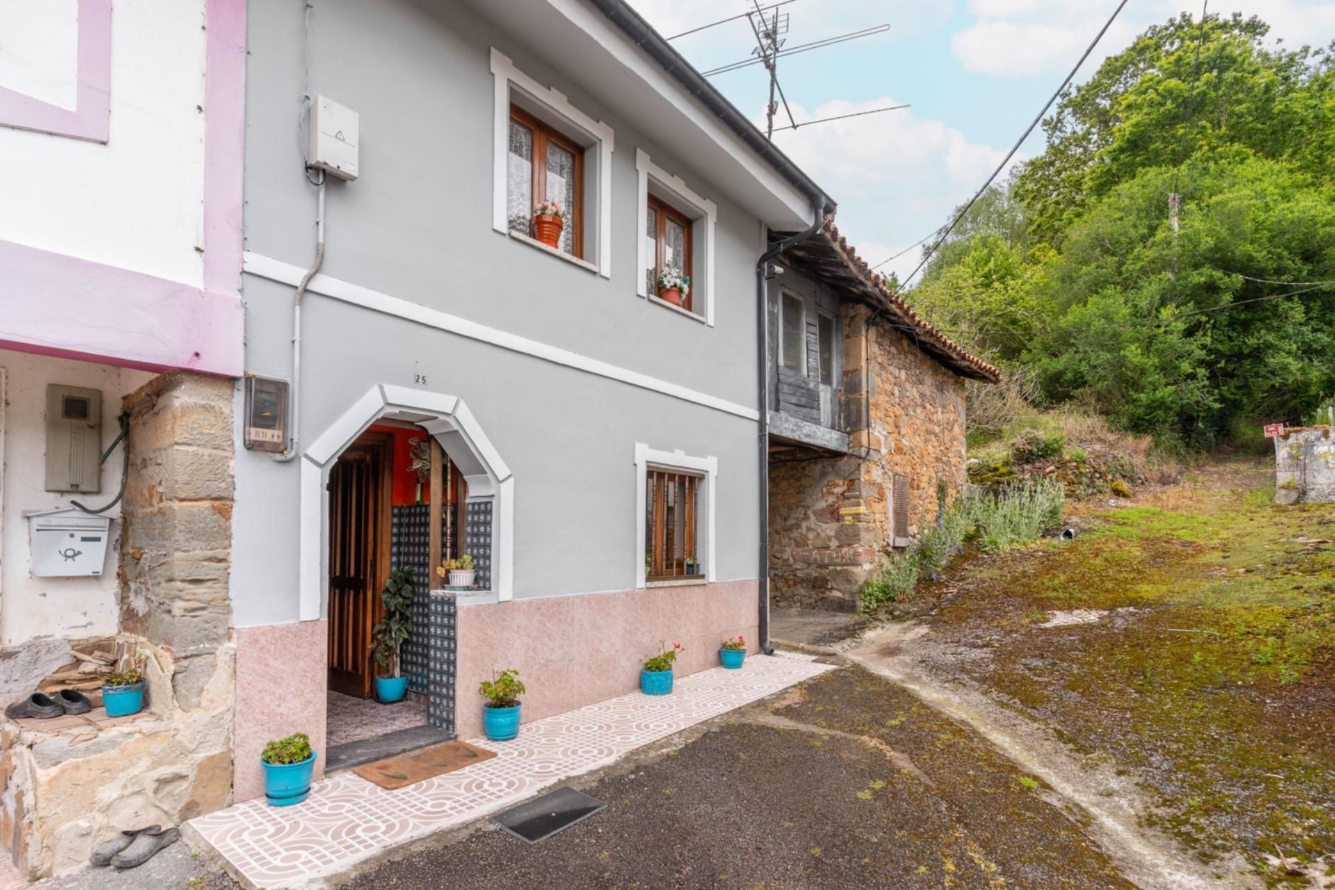 Vista exterior de Casa adosada en venda en Siero amb Calefacció