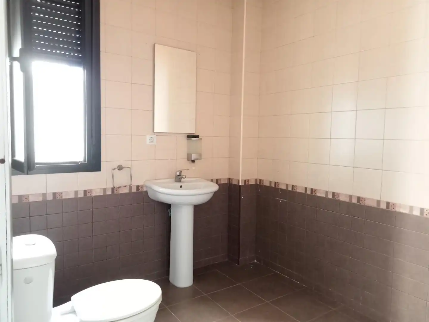 Badezimmer von Geschaftsraum zur Miete in Umbrete