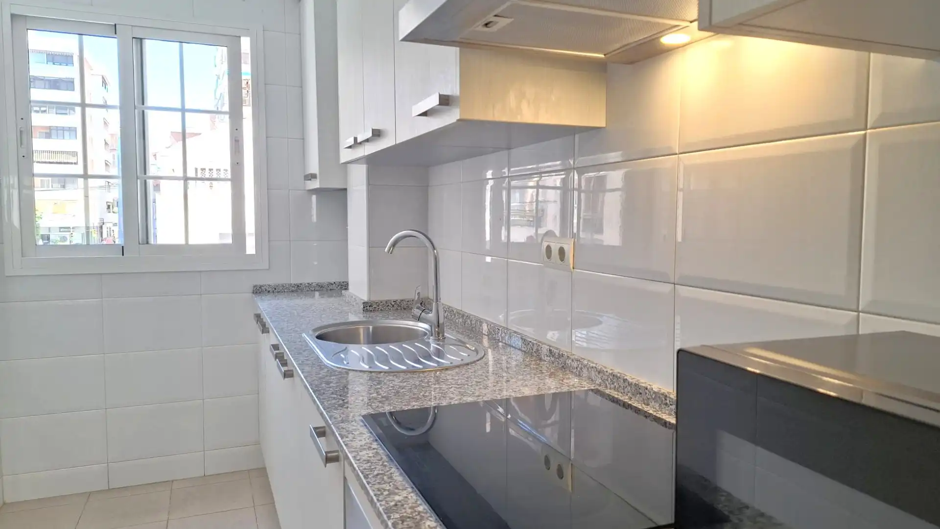 Cocina de Piso de alquiler en Málaga Capital con Terraza, Trastero y Horno