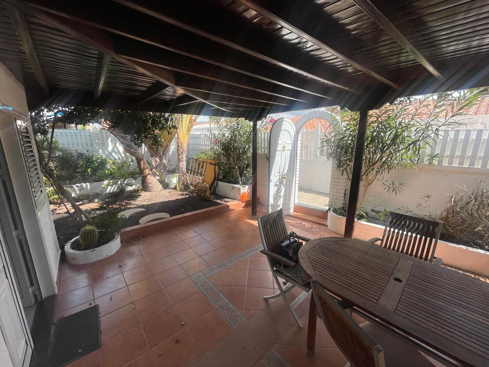 Vista exterior de Casa o xalet en venda en San Bartolomé de Tirajana amb Aire condicionat, Jardí privat i Terrassa