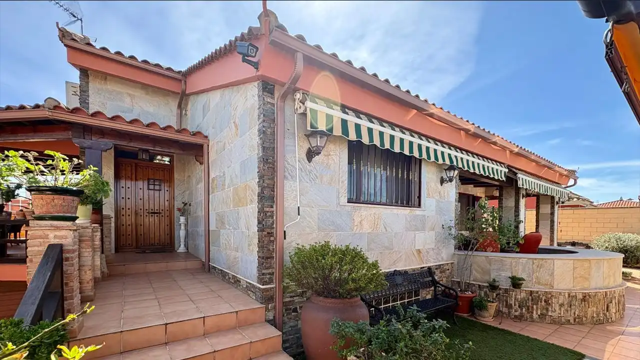 Vista exterior de Casa o xalet en venda en Valdepeñas amb Aire condicionat, Calefacció i Traster