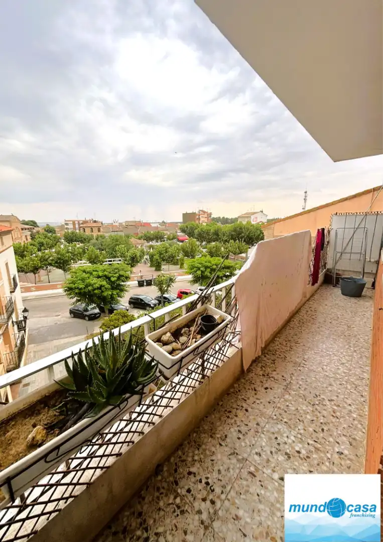 Außenansicht von Wohnung zum Verkauf in Pina de Ebro mit Parkett, Ofen und Waschmaschine