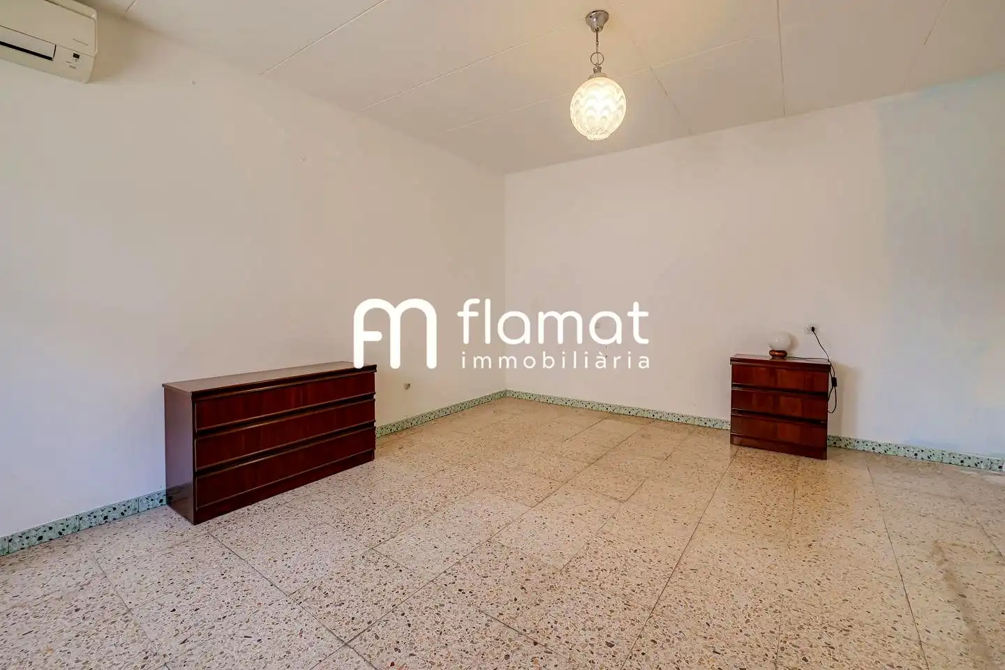 Wohnzimmer von Country house zum Verkauf in Santa Coloma de Gramenet mit Privatgarten und Terrasse