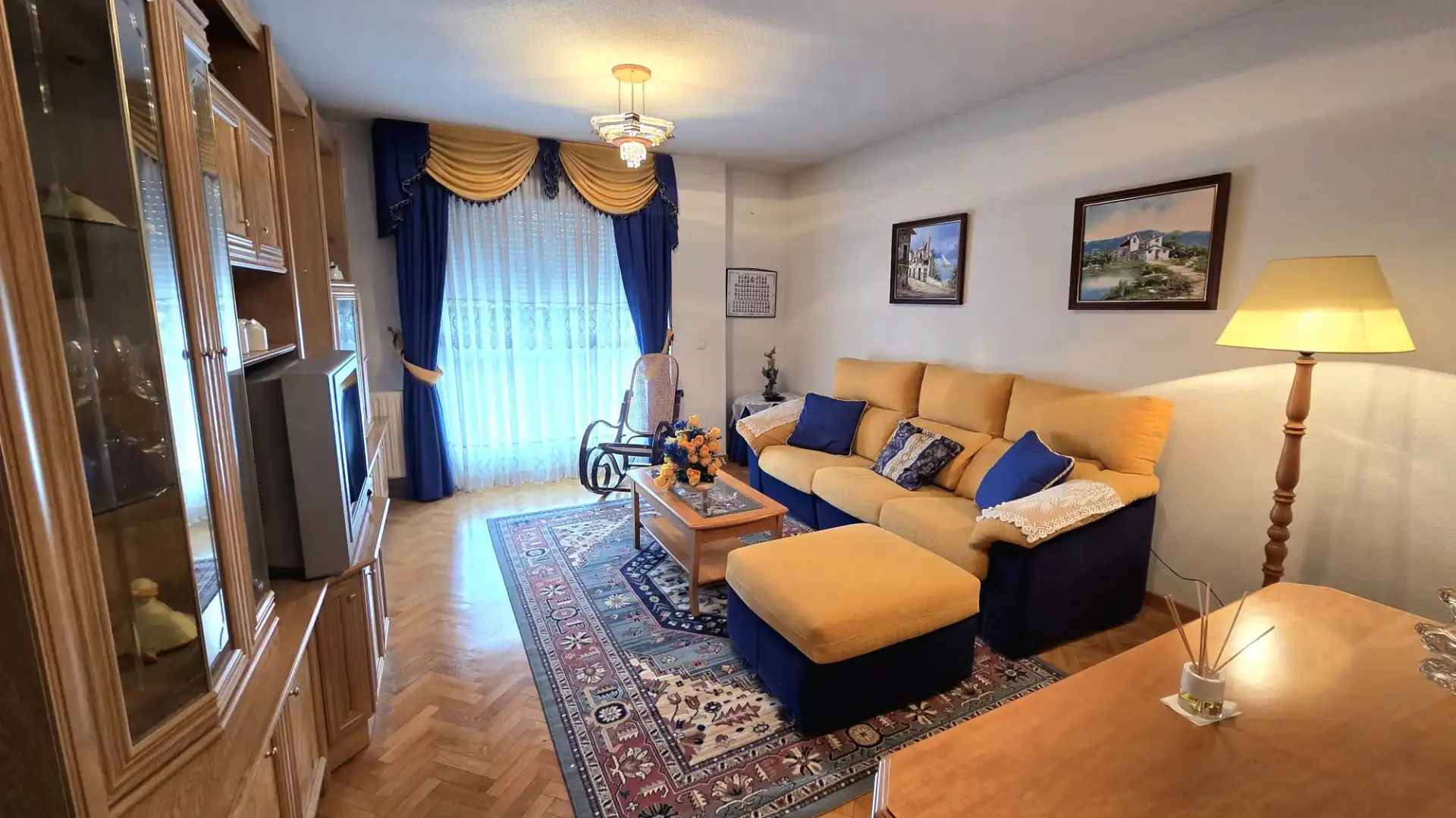 Sala de estar de Piso en venta en Parla con Calefacción, Parquet y Amueblado