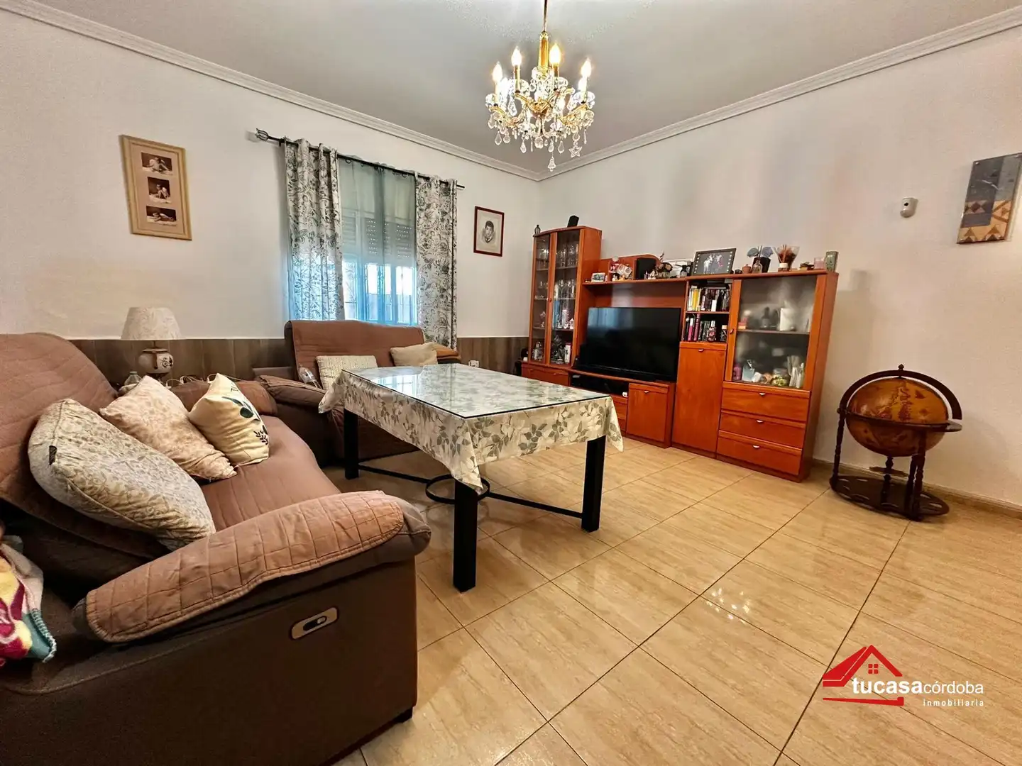 Sala d'estar de Casa o xalet en venda en Córdoba amb Aire condicionat, Jardí privat i Piscina