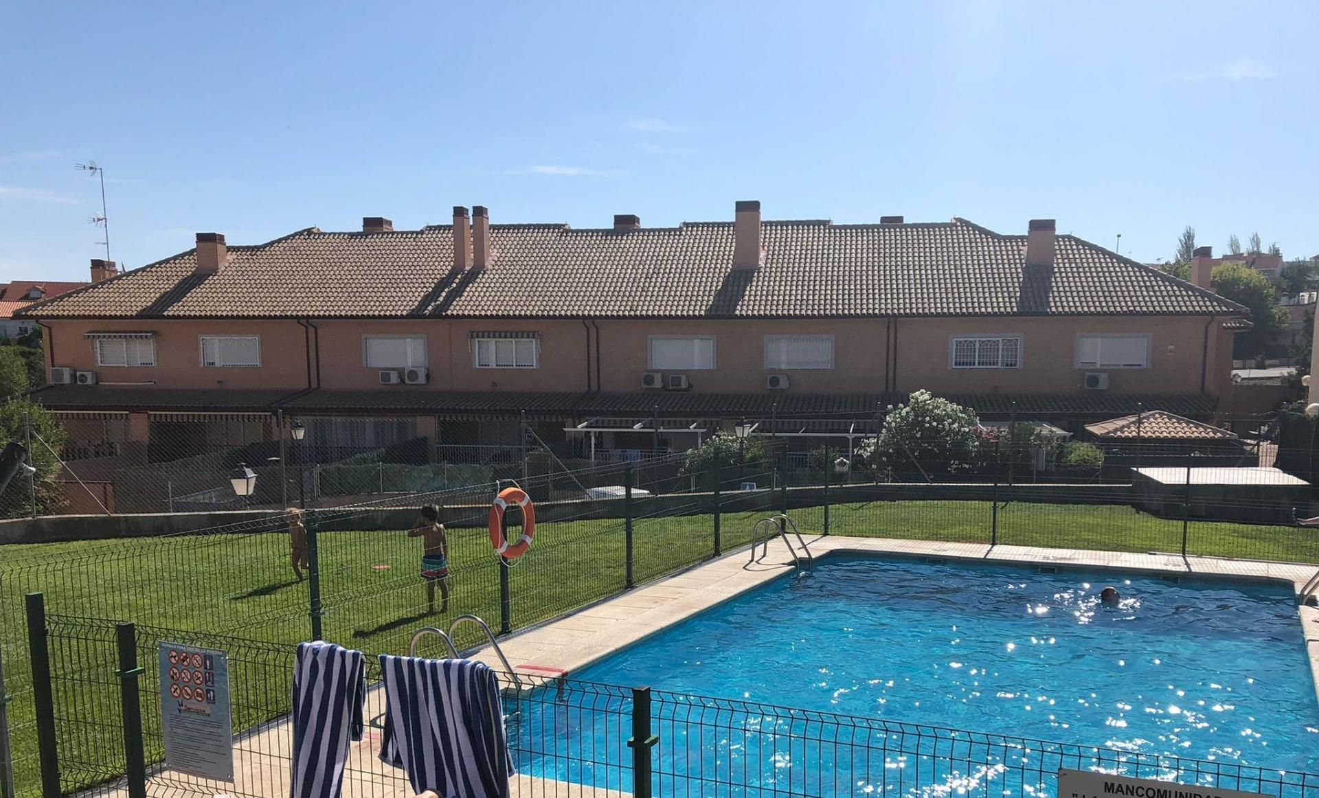 Piscina de Casa adosada en venda en Méntrida amb Aire condicionat, Jardí privat i Terrassa