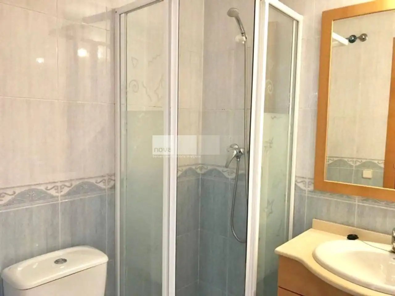 Badezimmer von Wohnung zum Verkauf in Tona mit Heizung und Balkon