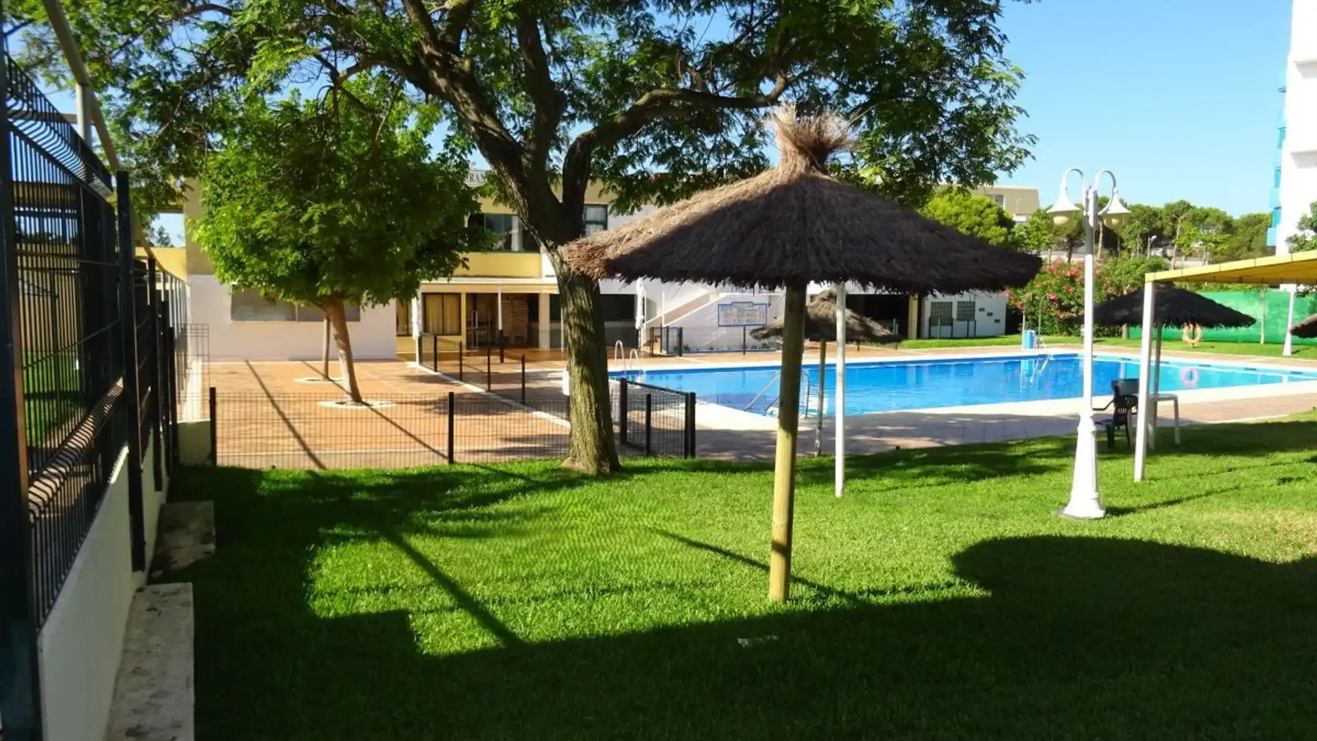 Piscina de Estudi en venda en Almonte amb Aire condicionat, Calefacció i Terrassa